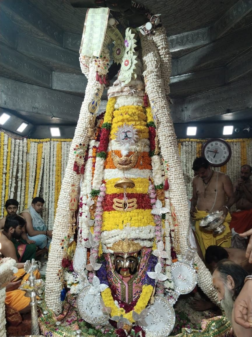 Mahakal was dressed as a groom and decorated with flowers, common devotees had darshan for the first